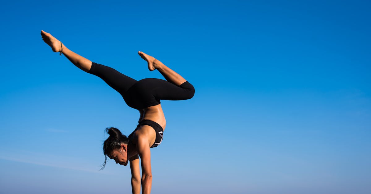 Descubre el poder transformador del yoga. Mejore su bienestar físico y mental a través de diversas posturas, técnicas de respiración y prácticas de meditación que promueven la relajación, la flexibilidad y la atención plena.