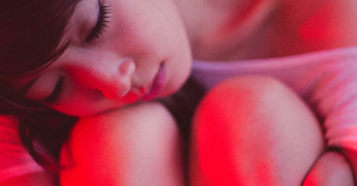 Descubra cómo dormir con dolor de hombro: consejos prácticos de Pulse Align