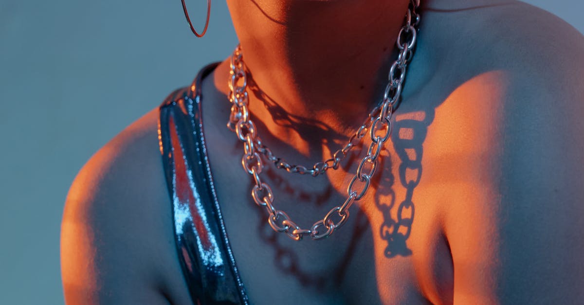 Recopila experiencias para mejorar y ajustar enfoques.