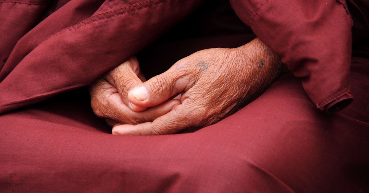 Más allá del alivio de los síntomas, la meditación también puede provocar cambios fisiológicos, como una reducción de la frecuencia cardíaca y niveles más bajos de cortisol. Si bien puede que no elimine todos los dolores de cabeza, sirve como un enfoque holístico para comprender y manejar el dolor. La meditación no solo aborda los síntomas, sino también las causas subyacentes, ofreciendo una estrategia integral para quienes sufren de dolor de cabeza.