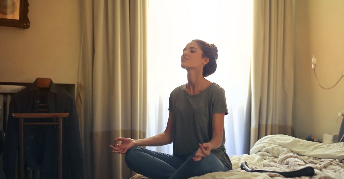 La meditación es un remedio natural eficaz para el dolor de cabeza, ayudando a aliviar los síntomas asociados con las migrañas crónicas y otros tipos de migraña, como las cefaleas hormonales, las cefaleas en racimos y las migrañas vestibulares. Al fomentar una sensación de calma y tranquilidad, la meditación reduce el estrés, un desencadenante conocido de las sensaciones de dolor de cabeza detrás de los ojos y las náuseas que acompañan a las cefaleas. A través de la relajación profunda, las personas pueden interrumpir el ciclo de tensión que a menudo agrava el dolor de migraña.